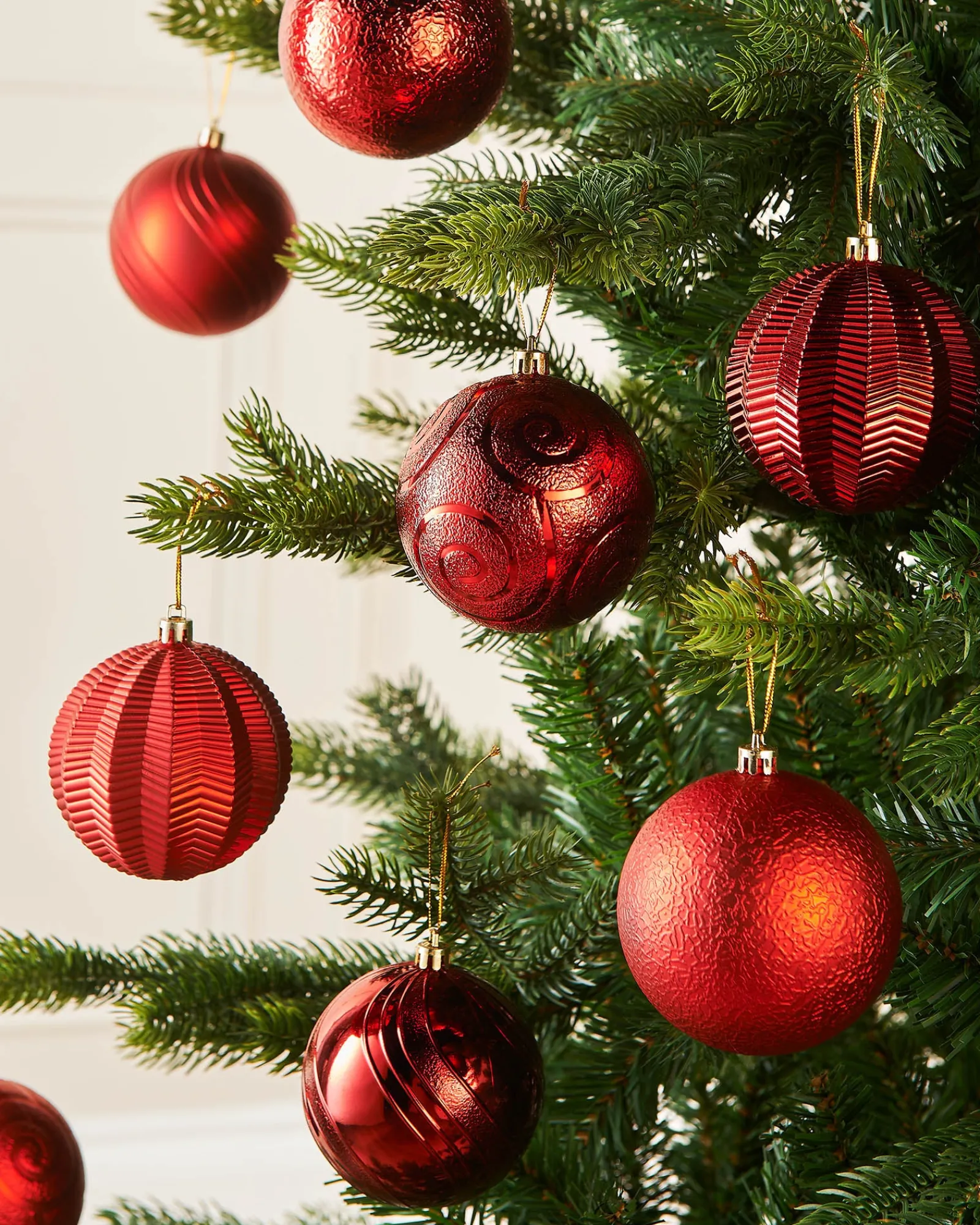 WeRChristmas Shatterproof Baubles^Christmas Red Shatterproof Baubles, 16 Pack, 8 Cm