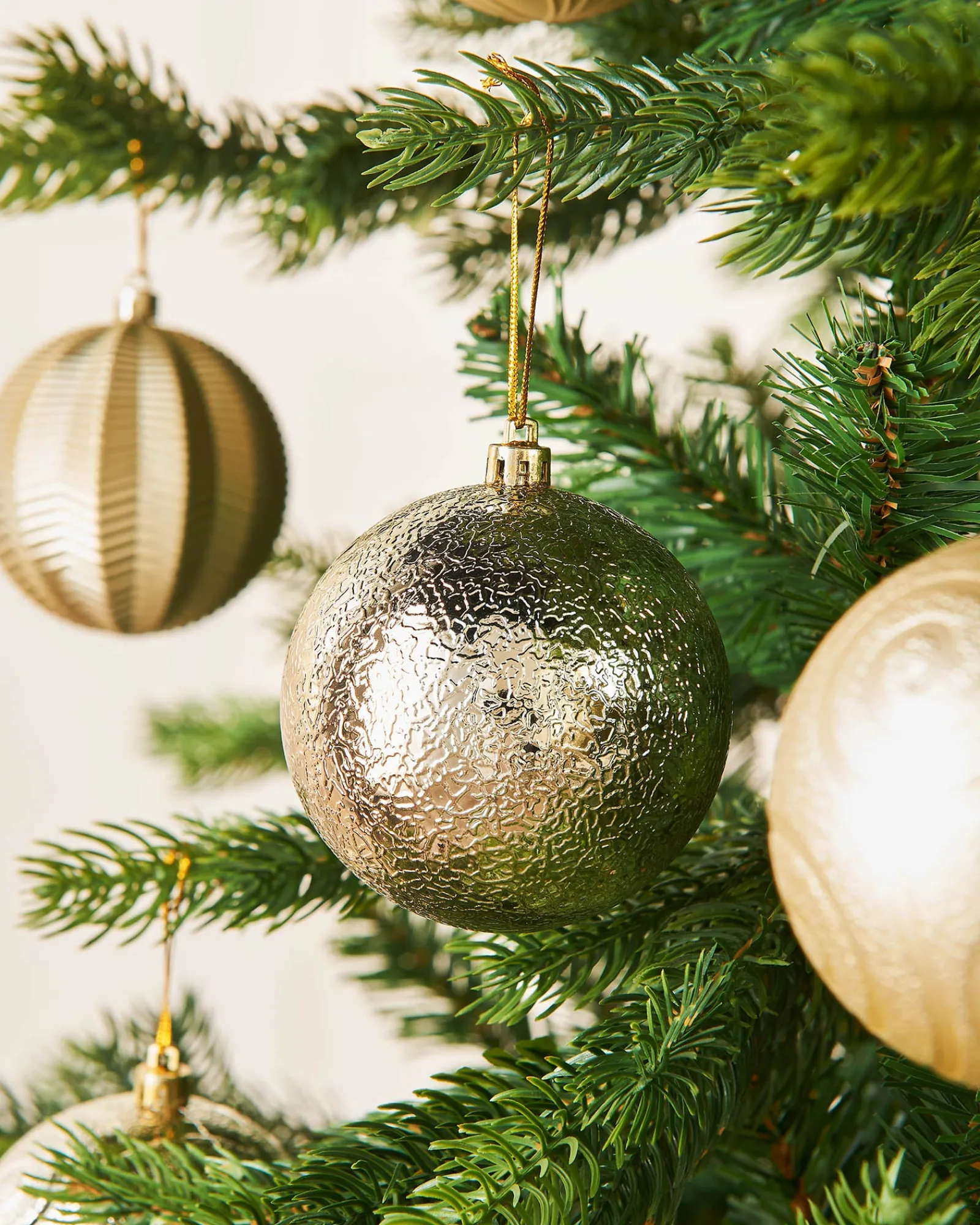 WeRChristmas Shatterproof Baubles^Pale Gold Shatterproof Baubles, 16 Pack, 8 Cm