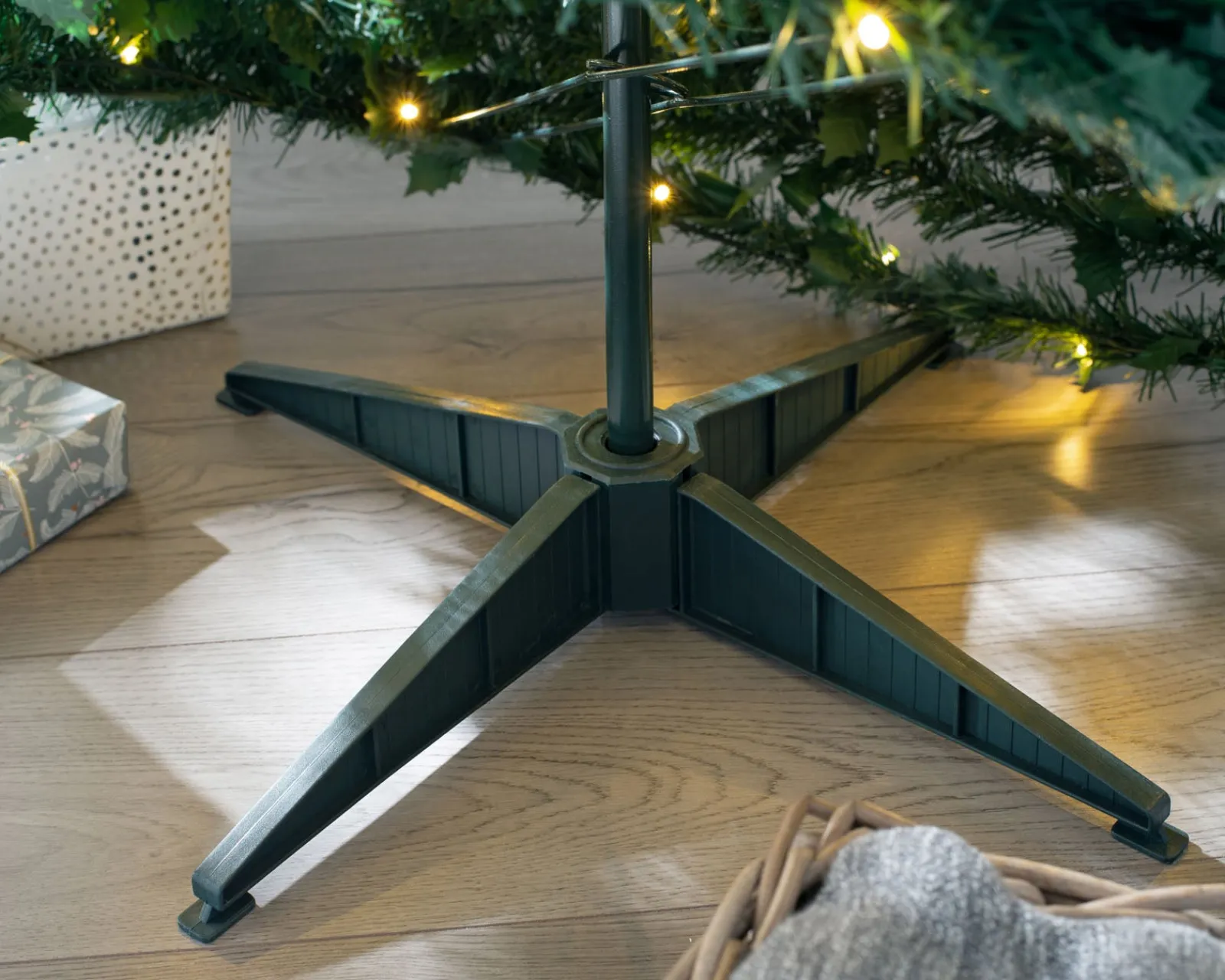 WeRChristmas Budget Christmas Trees|Pre Lit Christmas Trees^Pre-Lit Pop-Up Decorated Christmas Tree, White, 6 Ft