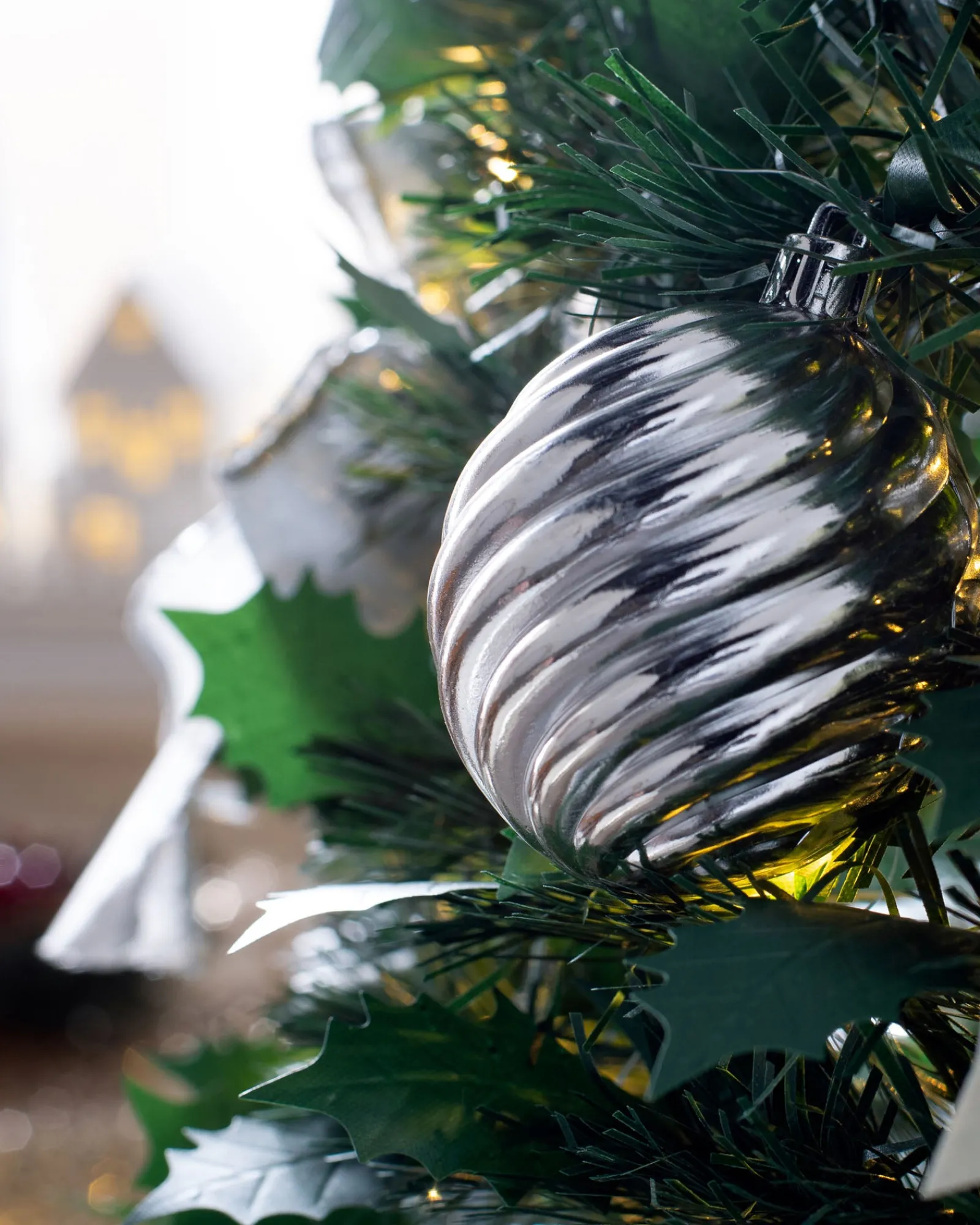 WeRChristmas Budget Christmas Trees|Pre Lit Christmas Trees^Pre-Lit Pop-Up Decorated Christmas Tree, White, 6 Ft